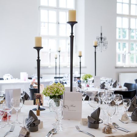 Gedeckter Tisch mit Dekoration