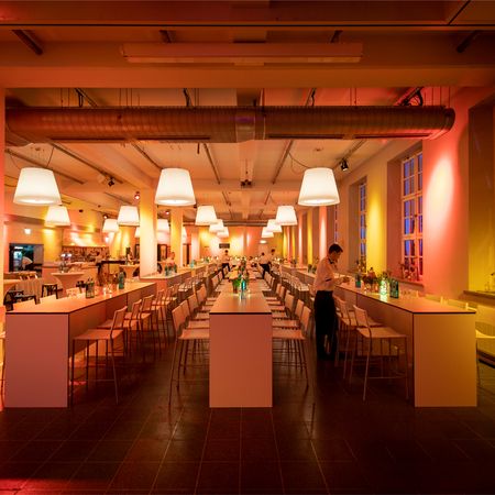 Gedeckte Tische in der Backhalle