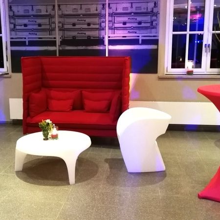 Loungebereich mit roten und weißen Möbeln