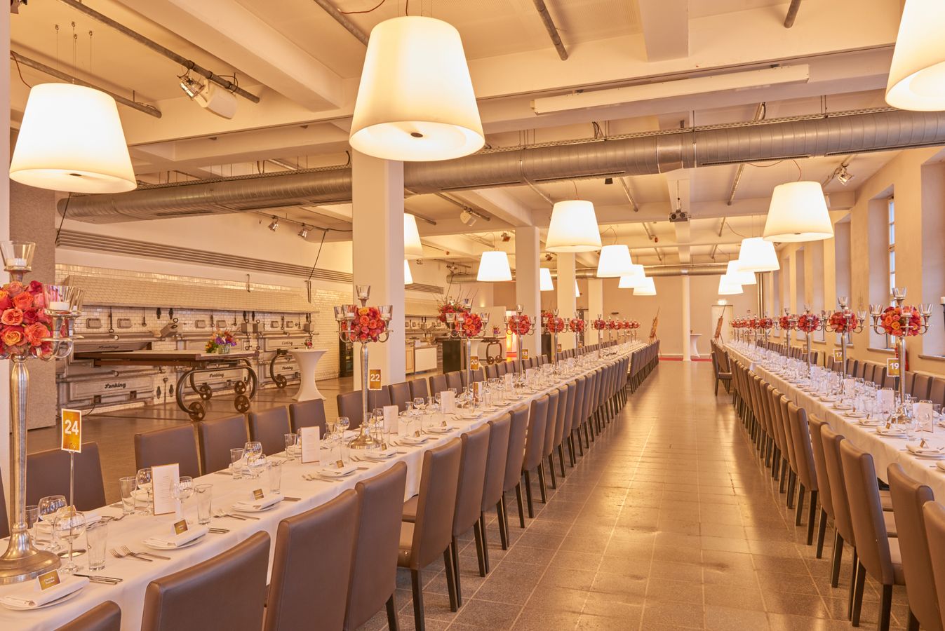 Backhalle mit warmer Beleuchtung