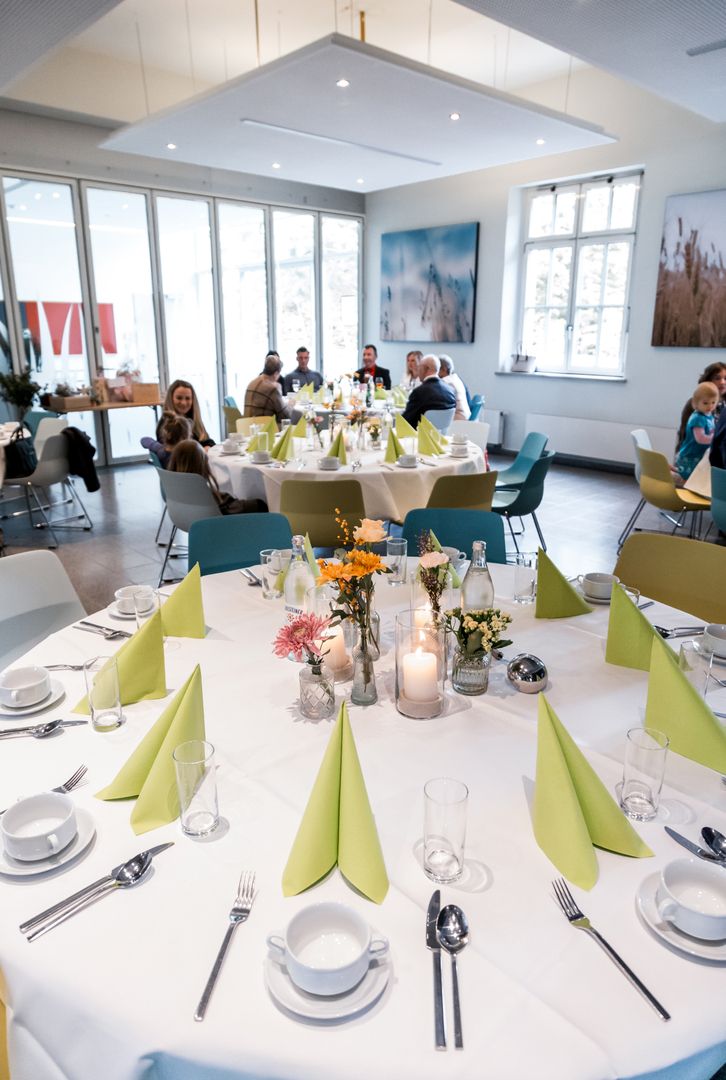 Familien an gedeckten Tischen sitzend
