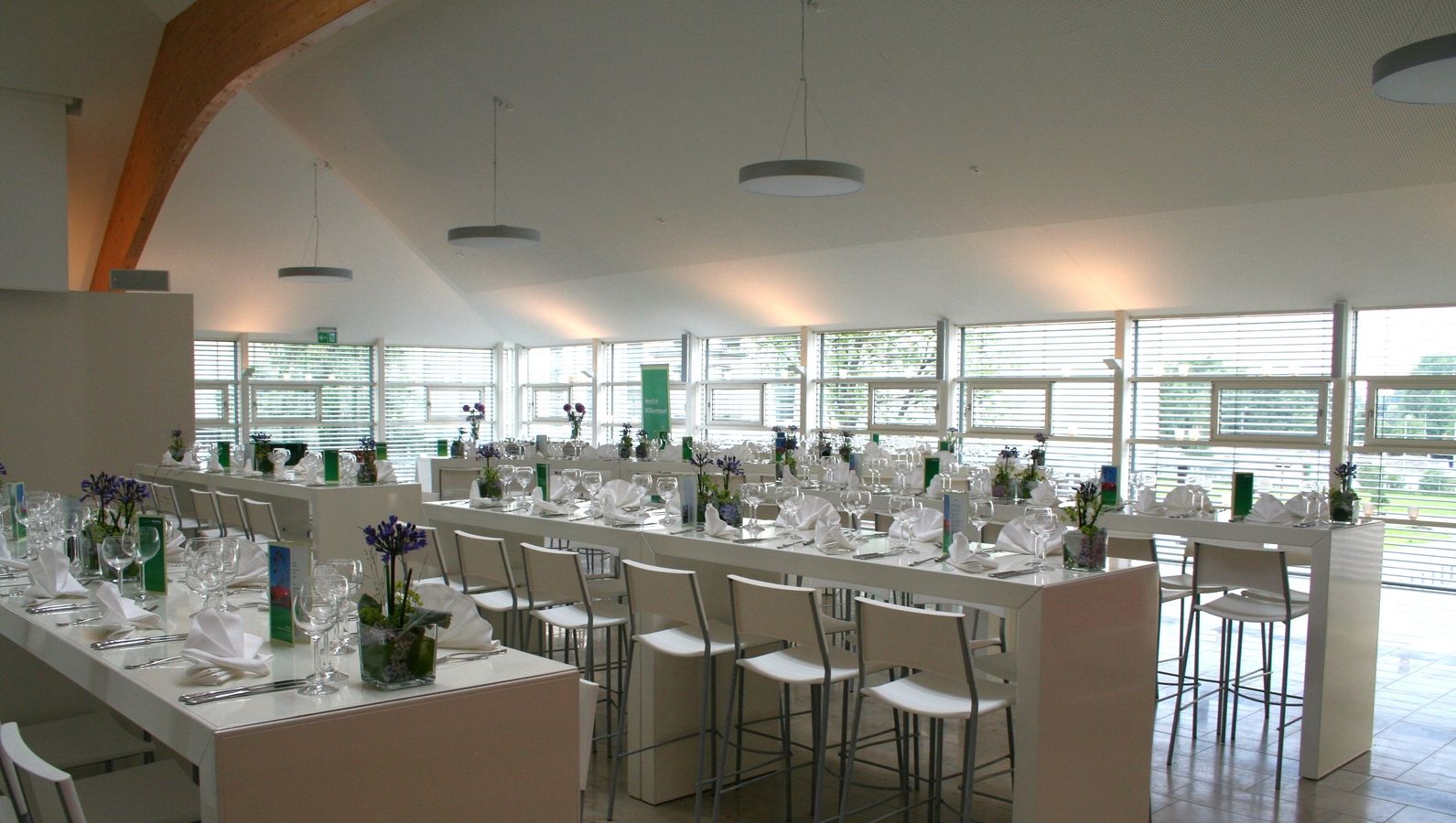 Gedeckte Tische mit Stühlen im Atrium