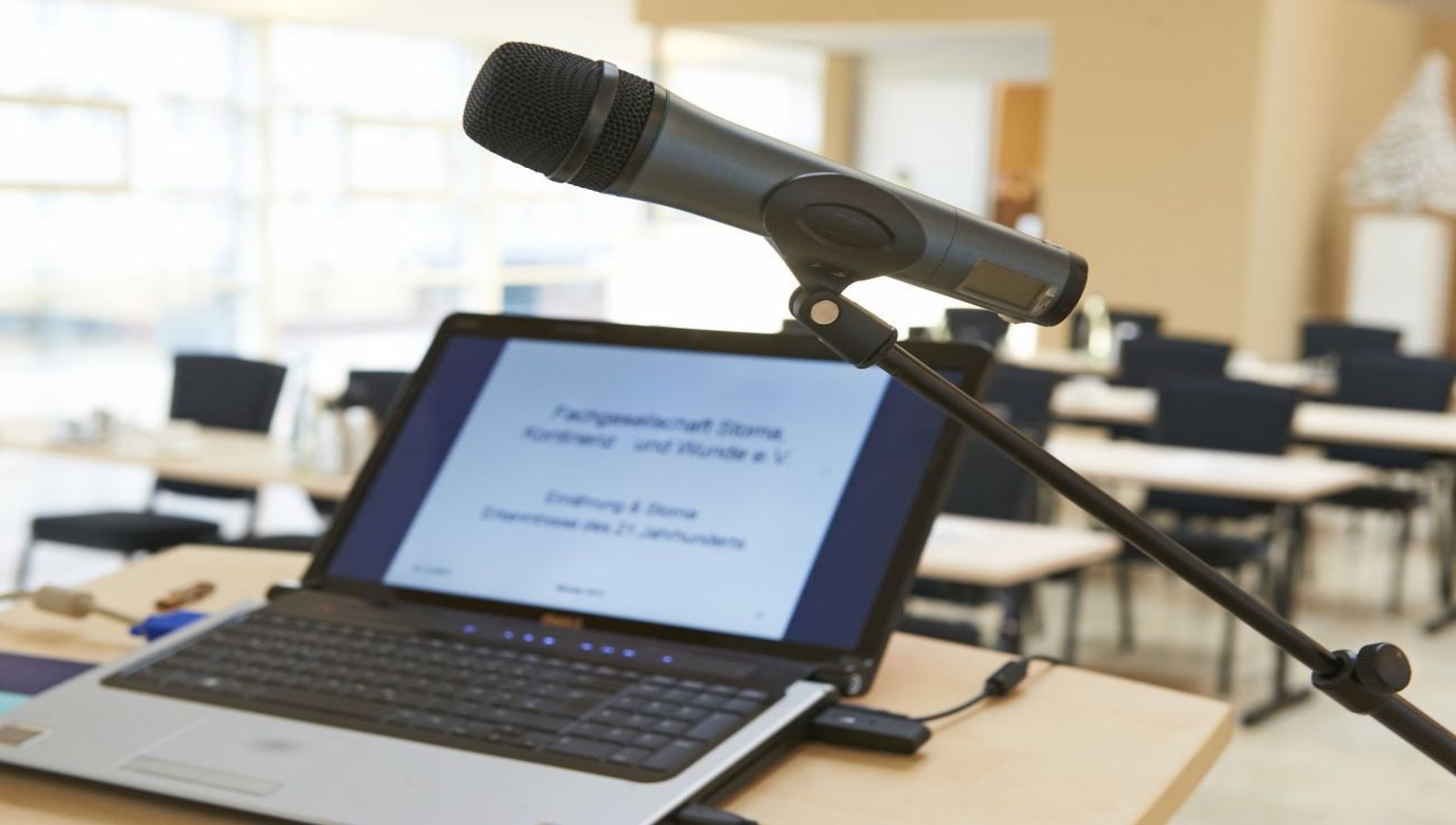 Mikrofon und Computer für ein Tagung